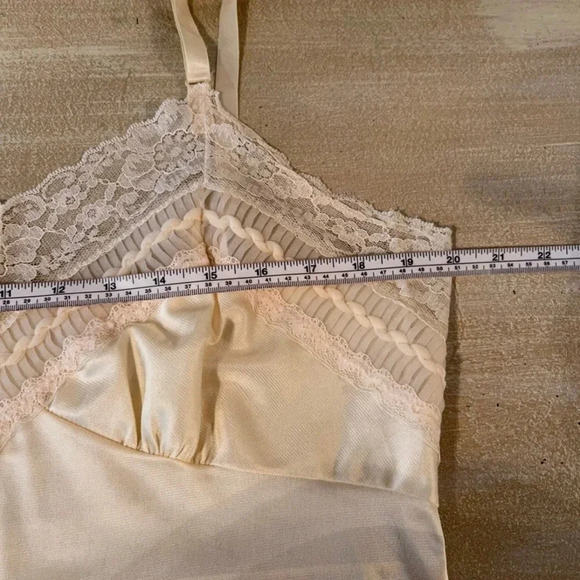VINTAGE lingerie by Vincent. Ivory color with lace trim. - Picture 6 of 10